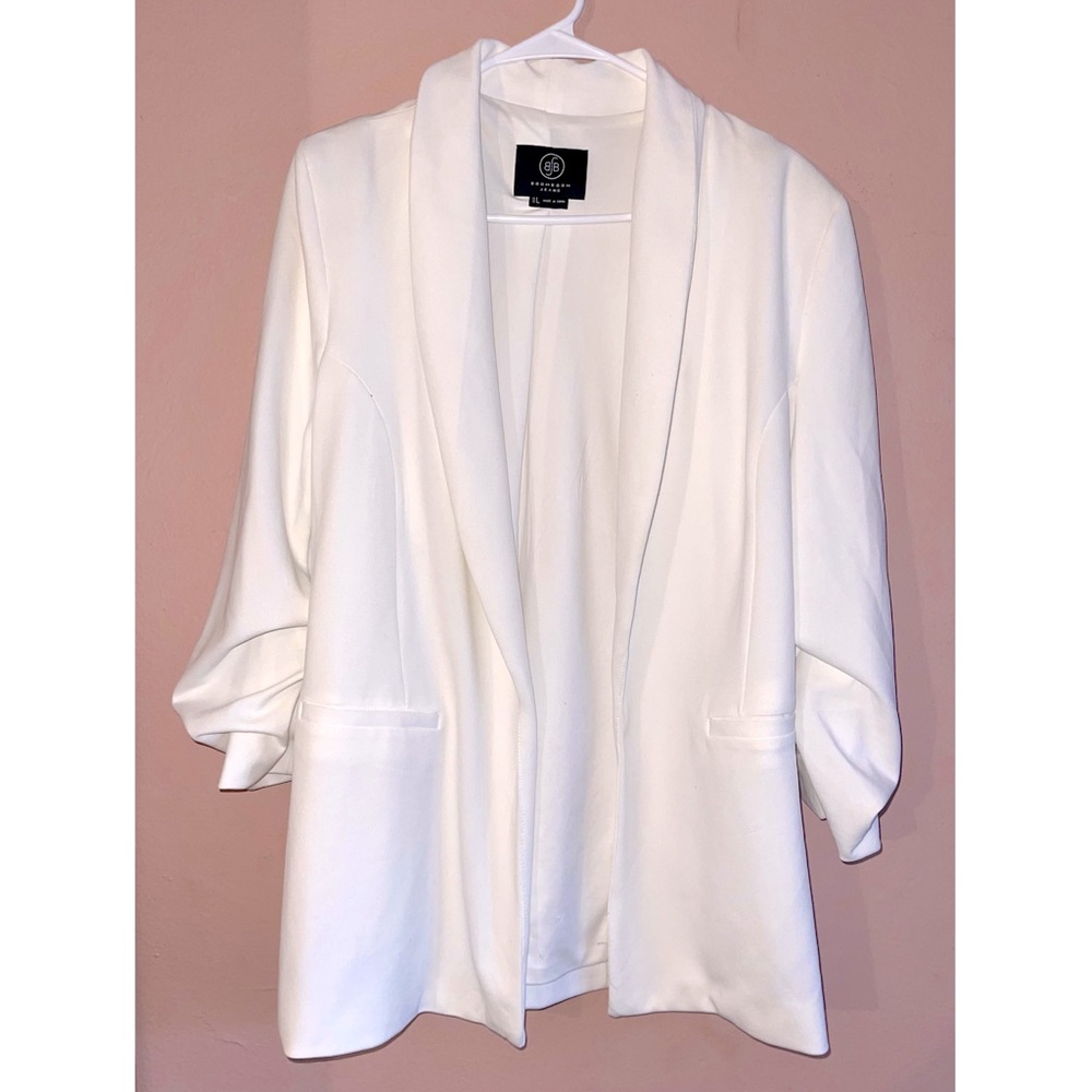 White Blazer w/ Ruched Sleeves. Size L